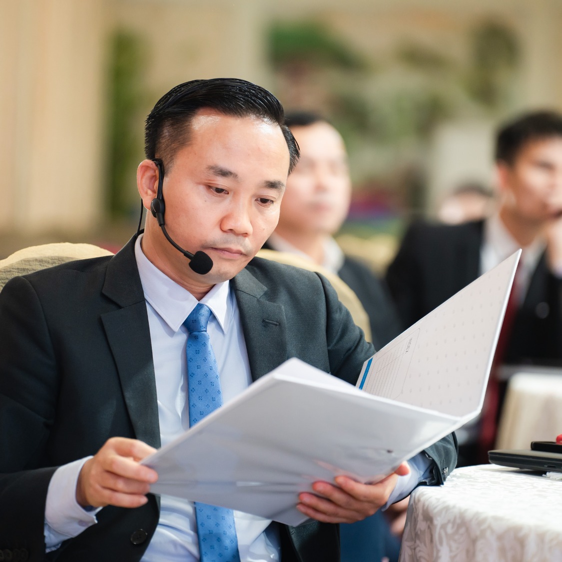 Nhân viên sử dụng kỹ năng bán hàng thuyết phục, trình bày giải pháp bằng dữ liệu và cảm xúc để chốt đơn hiệu quả