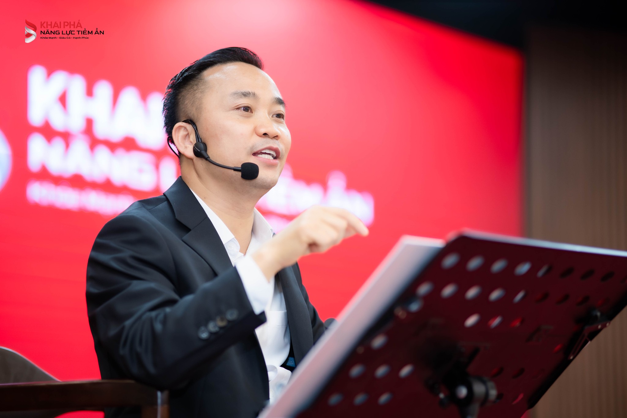 Người bán hàng đặt câu hỏi thông minh để dẫn dắt cuộc trò chuyện, thể hiện kỹ năng bán hàng chuyên nghiệp giúp khách hàng tự chia sẻ nhu cầu.